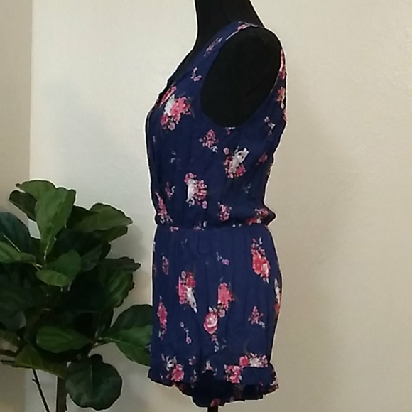 Jumpsuit Romper size medium - Picture 2 of 3